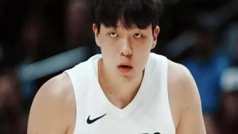 巅峰对决！国乒新星吴宜泽对阵罗伯逊，英锦赛首战即将开启，预测激战6-4精彩纷呈